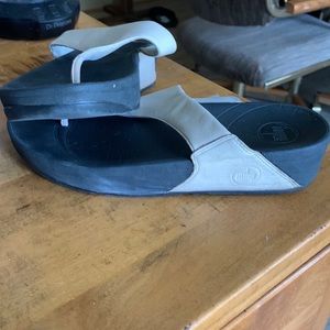 Fitflop size 9 in khaki color. Clean and worn very little.